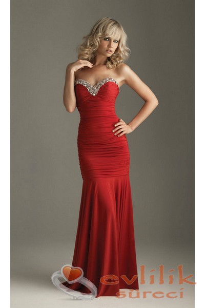 Çok iddialı kırmızı elbise modeli